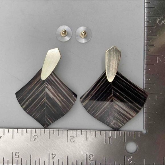 KENDRA SCOTT "Aislinn" Necklace and "Astoria" Earrings in Brown Dust - Picture 14 of 16